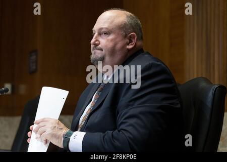 Washington, Usa. April 2021. Robert Fenton, Jr., ein hochrangiger Beamter, der die Aufgaben des FEMA-Administrators erfüllt, erscheint am Mittwoch, dem 14. April 2021, vor der Anhörung des Unterausschusses für Senatsermächtigungen, um die Reaktion der FEMA auf COVID-19 zu prüfen. Pool Foto von Michael Reynolds/UPI Kredit: UPI/Alamy Live News Stockfoto