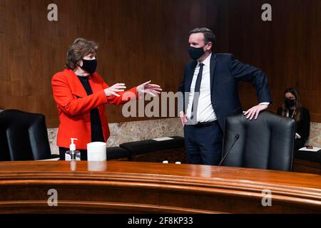 Washington, Usa. April 2021. Senatorin Jeanne Shaheen (D-N.H.) spricht am Mittwoch, den 14. April 2021, mit Senator Chris Murphy (D-Conn.) vor einer Anhörung des Unterausschusses für Senatsermächtigungen, um die Reaktion der FEMA auf COVID-19 zu prüfen. Pool Foto von Greg Nash/UPI Kredit: UPI/Alamy Live News Stockfoto