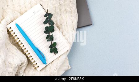 Fflat Lay ans cozy Home Arbeitsplatz Hintergrund, feminine Desktop Konzept Foto Stockfoto