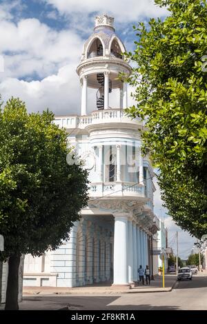 CIENFUEGOS, KUBA - 10. FEBRUAR 2016: Turm der Casa de la Cultura Benjamin Duarte in Cienfuegos, Kuba. Stockfoto