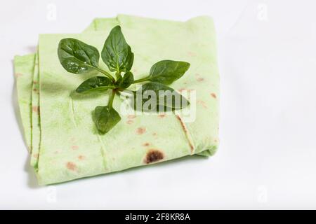 Grünes Pita-Brot mit Spinat aus nächster Nähe, auf weißem Hintergrund. Stockfoto