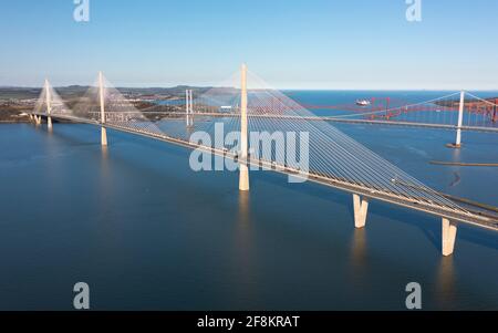 Luftaufnahme von der Drohne von Queensferry Crossing Bridge eine Kabelbrücke über den Firth of Forth in Schottland, Großbritannien Stockfoto