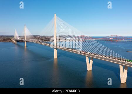 Luftaufnahme von der Drohne von Queensferry Crossing Bridge eine Kabelbrücke über den Firth of Forth in Schottland, Großbritannien Stockfoto