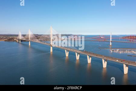 Luftaufnahme von der Drohne von Queensferry Crossing Bridge eine Kabelbrücke über den Firth of Forth in Schottland, Großbritannien Stockfoto