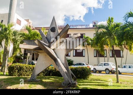 SANTA CLARA, KUBA - 13. FEBRUAR 2016: Denkmal vor dem Provinzkomitee der Kommunistischen Partei in Santa Clara, Kuba. Stockfoto