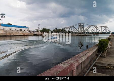 MATANZAS, KUBA - 16. FEB 2016: Boot am San Juan Fluss in Matanzas, Kuba. Puente Giratorio Brücke im Hintergrund. Stockfoto