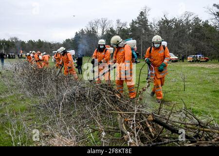 REGION ZAPORIZHZHIA, UKRAINE - 14. APRIL 2021 - die Rettungskräfte der SESU führen gemeinsame taktische und spezielle Übungen für die Leitungsorgane durch, die Rettungskräfte des Staatlichen Notdienstes und die Kräfte des territorialen Teilsystems des Regionalen Zentrums für Notsituationen, um die Vorbereitung auf Waldbrände und natürliche Ökosysteme zu gewährleisten, Region Saporischschschja, Südosten der Ukraine Stockfoto