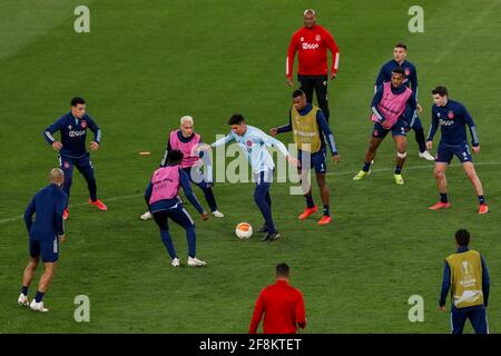 ROM, ITALIEN - 14. APRIL: Antony von Ajax, Mohammed Kudus von Ajax, Edson Alvarez von Ajax und Ryan Gravenberch von Ajax während einer Trainingseinheit von Ajax im Stadio Olimpico am 14. April 2021 in Rom, Italien, vor dem UEFA Europa League Quarter Final Fußballspiel gegen AS Roma. (Foto von Marcel ter Bals/Orange Picles) Stockfoto