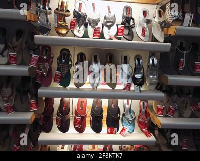 Bangalore, Indien - 08. Oktober 2017: Traditionelle Schuhe Fußschuhe oder Juttis von verschiedenen Designs auf dem Display aus Leder hergestellt und mit verschiedenen verziert Stockfoto