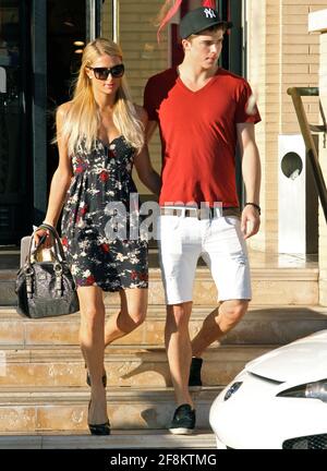 Paris Hilton & Beau River Viiper. Nur aus Schwierigkeiten mit der Verhaftung wegen Batterieladung, Paris New Boy Toy River, wird hier mit Paris in Barneys New York einkaufen gesehen. Beverly Hills, Kalifornien. 16. Oktober 2012. (Copyright:©MediaCircuit/NortePhoto) Stockfoto