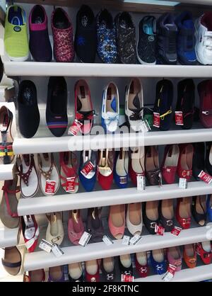 Bangalore, Indien - 08. Oktober 2017: Traditionelle Schuhe Fußschuhe oder Juttis von verschiedenen Designs auf dem Display aus Leder hergestellt und mit verschiedenen verziert Stockfoto