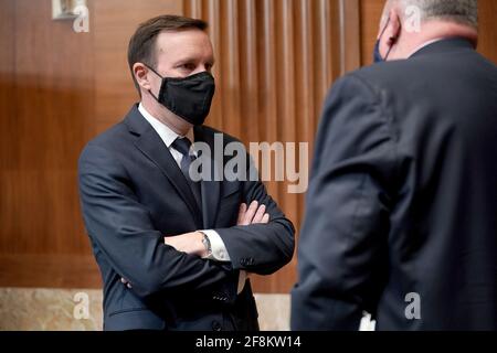 Washington, USA. April 2021. Senator Chris Murphy (D-Conn.) spricht mit Robert Fenton, Jr., einem leitenden Beamten, der die Aufgaben des FEMA-Administrators erfüllt, nach einer Anhörung des Senats-Unterausschusses, um die Reaktion der FEMA auf COVID-19 am Mittwoch, den 14. April 2021 zu prüfen. (Foto von Greg Nash/Pool/Sipa USA) Quelle: SIPA USA/Alamy Live News Stockfoto