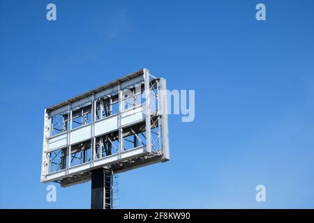 Leere und ungenutzte erhöhte Werbetafeln auf einer Säule mit einem klaren blauen Himmel Hintergrund am Flughafen Catania in Sizilien, Italien. 2021 Stockfoto