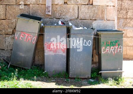 Vier Müllhalden zum Recycling mit handgeschriebenen Schildern in Sizilien, Italien Stockfoto