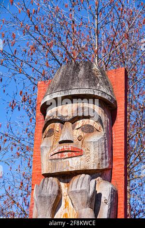 Geschnitzter Totempfähl am Eingang zum Squamish Cultural Zentrum in Whistler, British Columbia, Kanada Stockfoto