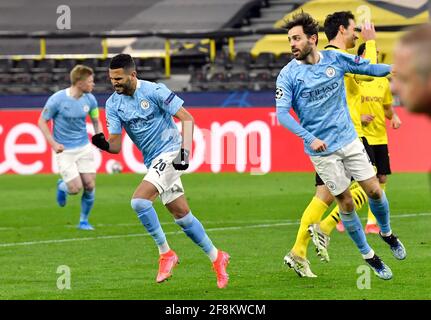 Riyad Mahrez von Manchester City feiert das Tor seiner Mannschaft zum ersten Tor des Spiels von der Strafstelle während des UEFA Champions League-, Viertelfinale-, zweiten Beinspiels im Signal Iduna Park in Dortmund. Bilddatum: Mittwoch, 14. April 2021. Siehe PA-Geschichte SOCCER man City. Das Foto sollte lauten: PA Wire via DPA. EINSCHRÄNKUNGEN: Nur redaktionelle Verwendung, keine kommerzielle Nutzung ohne vorherige Zustimmung des Rechteinhabers. Stockfoto