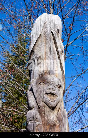 Geschnitzter Totempfähl am Eingang zum Squamish Cultural Zentrum in Whistler, British Columbia, Kanada Stockfoto