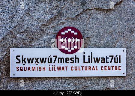 Das Schild am Squamish Cultural Center zeigt die Schreibweise an Die Muttersprache Whistler Village British Columbia Kanada Stockfoto