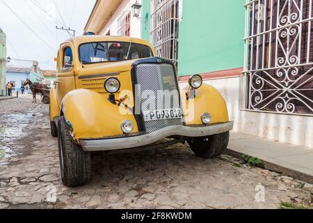 TRINIDAD, KUBA - 8. FEB 2016: Oldtimer-Ford auf einer Straße im Zentrum von Trinidad, Kuba. Stockfoto