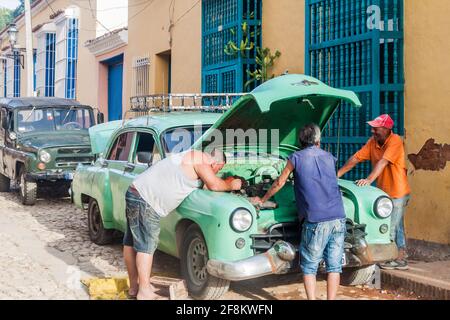 TRINIDAD, KUBA - 8. FEB 2016: Die Einheimischen reparieren im Zentrum von Trinidad, Kuba, einen Winzerwagen. Stockfoto