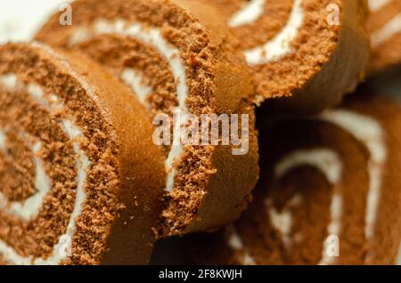 Schokoladen-Biskuitrolle mit Vanillegeschmack, Schweizer Schokoladenrolle, wirbelter Kuchen Stockfoto