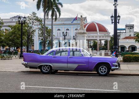 CIENFUEGOS, KUBA - 10. FEBRUAR 2016: Vintage Dodge Kingsway auf dem Parque Jose Marti Platz in Cienfuegos, Kuba. Stockfoto