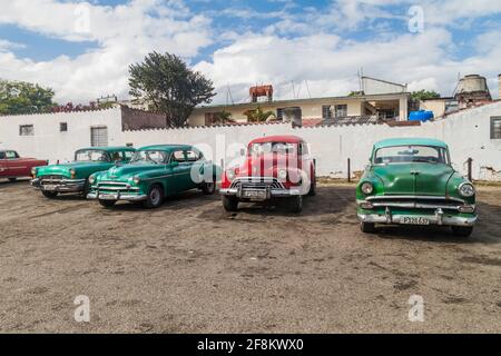 SANTA CLARA, KUBA - 12. FEBRUAR 2016: Oldtimer als Sammeltaxi in Santa Clara, Kuba. Stockfoto