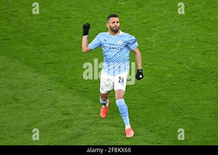 Riyad Mahrez von Manchester City feiert das Tor seiner Mannschaft zum ersten Tor des Spiels von der Strafstelle während des UEFA Champions League-, Viertelfinale-, zweiten Beinspiels im Signal Iduna Park in Dortmund. Bilddatum: Mittwoch, 14. April 2021. Siehe PA-Geschichte SOCCER man City. Das Foto sollte lauten: PA Wire via DPA. EINSCHRÄNKUNGEN: Nur redaktionelle Verwendung, keine kommerzielle Nutzung ohne vorherige Zustimmung des Rechteinhabers. Stockfoto