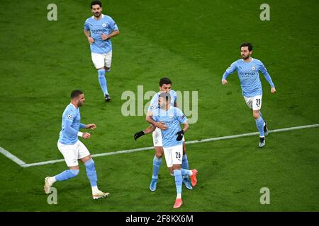 Riyad Mahrez von Manchester City feiert das Tor seiner Mannschaft zum ersten Tor des Spiels von der Strafstelle während des UEFA Champions League-, Viertelfinale-, zweiten Beinspiels im Signal Iduna Park in Dortmund. Bilddatum: Mittwoch, 14. April 2021. Siehe PA-Geschichte SOCCER man City. Das Foto sollte lauten: PA Wire via DPA. EINSCHRÄNKUNGEN: Nur redaktionelle Verwendung, keine kommerzielle Nutzung ohne vorherige Zustimmung des Rechteinhabers. Stockfoto