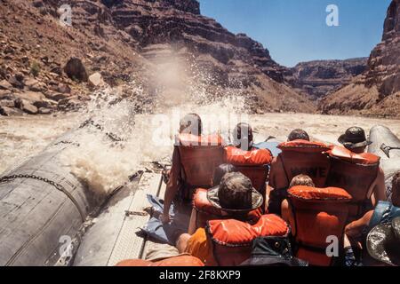 Wildwasser-Rafting in den Big Drop Stromschnellen des Cataract Canyon auf dem Colorado River bei Hochwasser. Canyonlands National Park, Utah. Stockfoto