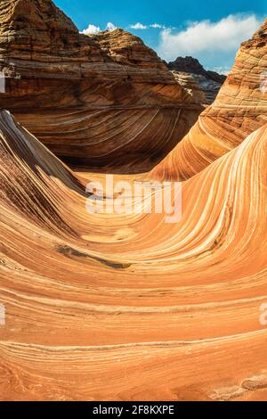 The Wave ist eine gestreifte Sandsteinformation in North Coyote Buttes, Paria Canyon-Vermilion Cliffs Wilderness, Vermilion Cliffs National Monument und Arizo Stockfoto