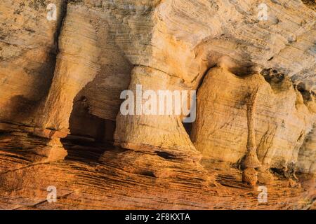 Zerbrechliche Navajo-Sandstein-Mikrobögen in North Coyote Buttes, Paria Canyon-Vermilion Cliffs Wilderness, Vermilion Cliffs National Monument, Arizona. Stockfoto