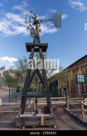 Eine alte Windmühle oder Windpumpe im Pionierstil mit einem Holzturm im Superstition Mountain Museum in Arizona. Stockfoto