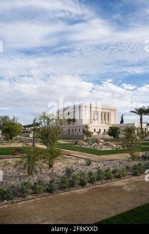 Der Mesa Arizona Tempel der Kirche Jesu Christi der Heiligen der Letzten Tage mit seinen xeriscaped Gärten. Stockfoto