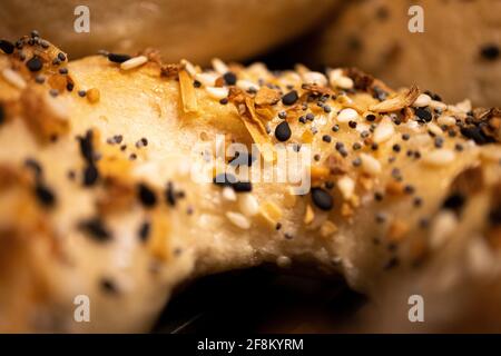 Nahaufnahme von hausgemachtem Bagel und Gewürzen Stockfoto