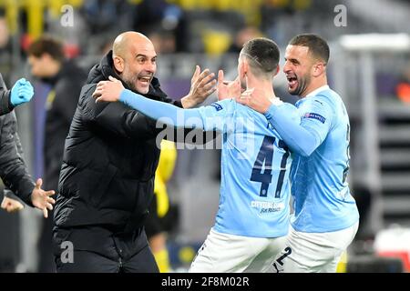 Manchester City Manager Pep Guardiola feiert mit Torschütze Phil Foden und Kyle Walker (rechts) ihr zweites Tor während des UEFA Champions League-, Viertelfinales-, zweiten Beinspieles im Signal Iduna Park in Dortmund. Bilddatum: Mittwoch, 14. April 2021. Siehe PA-Geschichte SOCCER man City. Das Foto sollte lauten: PA Wire via DPA. EINSCHRÄNKUNGEN: Nur redaktionelle Verwendung, keine kommerzielle Nutzung ohne vorherige Zustimmung des Rechteinhabers. Stockfoto