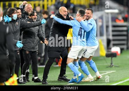 Manchester City Manager Pep Guardiola feiert mit Torschütze Phil Foden und Kyle Walker (rechts) ihr zweites Tor während des UEFA Champions League-, Viertelfinales-, zweiten Beinspieles im Signal Iduna Park in Dortmund. Bilddatum: Mittwoch, 14. April 2021. Siehe PA-Geschichte SOCCER man City. Das Foto sollte lauten: PA Wire via DPA. EINSCHRÄNKUNGEN: Nur redaktionelle Verwendung, keine kommerzielle Nutzung ohne vorherige Zustimmung des Rechteinhabers. Stockfoto