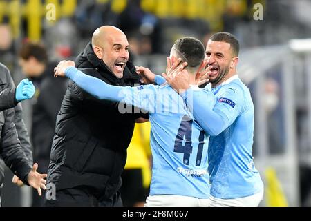 Manchester City Manager Pep Guardiola feiert mit Torschütze Phil Foden und Kyle Walker (rechts) ihr zweites Tor während des UEFA Champions League-, Viertelfinales-, zweiten Beinspieles im Signal Iduna Park in Dortmund. Bilddatum: Mittwoch, 14. April 2021. Siehe PA-Geschichte SOCCER man City. Das Foto sollte lauten: PA Wire via DPA. EINSCHRÄNKUNGEN: Nur redaktionelle Verwendung, keine kommerzielle Nutzung ohne vorherige Zustimmung des Rechteinhabers. Stockfoto