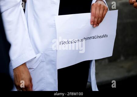 Mexiko, Mexiko. April 2021. Während eines Protestes gegen die fehlende Impfung gegen Covid-19 im privaten medizinischen Sektor in Mexiko-Stadt hält das Gesundheitspersonal ein Plakat.während die Bundesregierung sicherstellt, dass 90 % des Gesundheitspersonals bereits mit mindestens der ersten Dosis geimpft wurden, Mehrere Verbände von privaten Ärzten behaupten, dass sie sogar an vorderster Front im Kampf verbannt wurden. (Foto von Guillermo Diaz/SOPA Images/Sipa USA) Quelle: SIPA USA/Alamy Live News Stockfoto