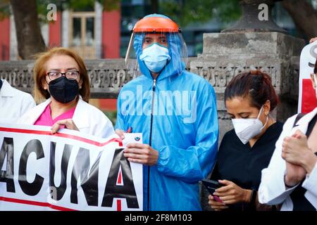 Mexiko, Mexiko. April 2021. Während eines Protestes gegen die fehlende Impfung gegen Covid-19 im privaten medizinischen Sektor in Mexiko-Stadt halten Gesundheitshelfer eine Schweigeminute für ihre verstorbenen Kollegen ein.während die Bundesregierung sicherstellt, dass 90 % des Gesundheitspersonals bereits mit mindestens der ersten Dosis geimpft wurden, Mehrere Verbände von privaten Ärzten behaupten, dass sie sogar an vorderster Front im Kampf verbannt wurden. (Foto von Guillermo Diaz/SOPA Images/Sipa USA) Quelle: SIPA USA/Alamy Live News Stockfoto