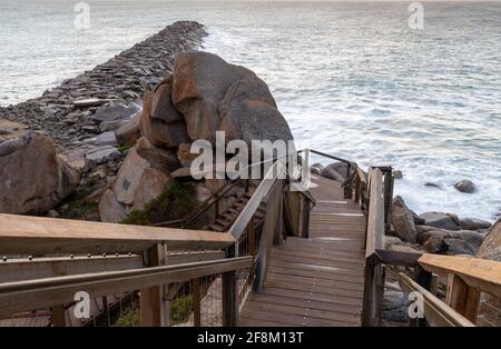 Die Granitpromenade bei Sonnenaufgang in Victor Harbor, südaustralien Am 12. April 2021 Stockfoto