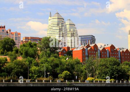 Schöne hohe weiße Türme, Wolkenkratzer, rote Gebäude, Park gegen den Himmel im Sommer und Frühjahr. Beste Aussicht auf Dnipro Stadt, Ukraine Stockfoto