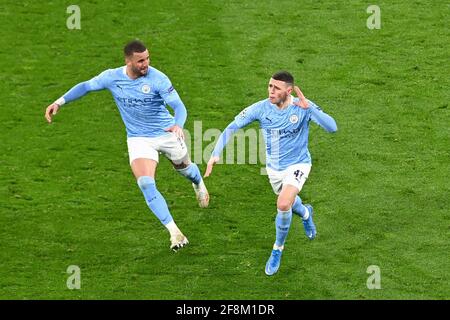 Phil Foden von Manchester City feiert mit Kyle Walker (links) das zweite Tor ihrer Mannschaft während des UEFA Champions League-, Viertelfinales-, zweiten Beinspiels im Signal Iduna Park in Dortmund. Bilddatum: Mittwoch, 14. April 2021. Siehe PA-Geschichte SOCCER man City. Das Foto sollte lauten: PA Wire via DPA. EINSCHRÄNKUNGEN: Nur redaktionelle Verwendung, keine kommerzielle Nutzung ohne vorherige Zustimmung des Rechteinhabers. Stockfoto