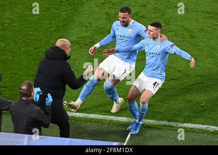 Manchester City Manager Pep Guardiola feiert mit Torschützenkönig Phil Foden und Kyle Walker (Mitte) ihr zweites Tor während des UEFA Champions League-, Viertelfinales-, zweiten Beinspieles im Signal Iduna Park in Dortmund. Bilddatum: Mittwoch, 14. April 2021. Siehe PA-Geschichte SOCCER man City. Das Foto sollte lauten: PA Wire via DPA. EINSCHRÄNKUNGEN: Nur redaktionelle Verwendung, keine kommerzielle Nutzung ohne vorherige Zustimmung des Rechteinhabers. Stockfoto