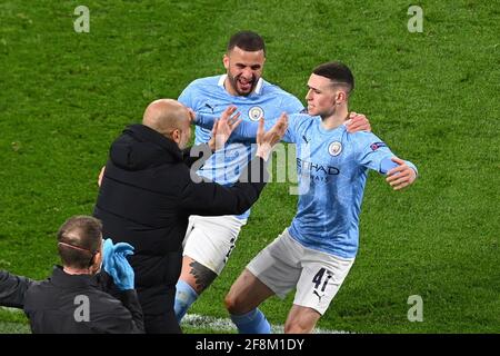 Manchester City Manager Pep Guardiola feiert mit Torschützenkönig Phil Foden und Kyle Walker (Mitte) ihr zweites Tor während des UEFA Champions League-, Viertelfinales-, zweiten Beinspieles im Signal Iduna Park in Dortmund. Bilddatum: Mittwoch, 14. April 2021. Siehe PA-Geschichte SOCCER man City. Das Foto sollte lauten: PA Wire via DPA. EINSCHRÄNKUNGEN: Nur redaktionelle Verwendung, keine kommerzielle Nutzung ohne vorherige Zustimmung des Rechteinhabers. Stockfoto