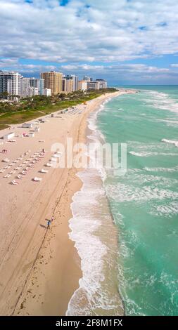 Luftaufnahme des Strandes und der Skyline von South Beach, Miami, Florida, USA Stockfoto