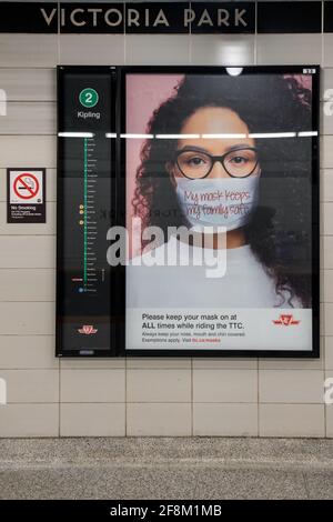 Covid-19 oder Coronavirus-Sicherheitsförderungskampagne in den Toronto Transit Commission (TTC) U-Bahn-Stationen, Kanada Stockfoto