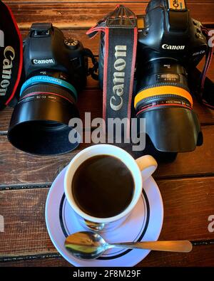 Canon 1dx Mark II, Canon 6D Mark II Kamera, Kaffeetasse und Löffel auf Holztisch in Hermosillo, Mexiko. Camara Canon 1dx Mar II, Canon 6D Mark II, Taza de Cafe y cuchara sobre mesa de madera em Hermosillo, Mexiko . (Foto von Luis Gutierrez / NortePhoto) Stockfoto