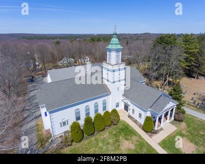 Hopkinton Stadtzentrum Luftaufnahme der koreanischen Presbyterianischen Kirche im frühen Frühjahr in Hopkinton, Massachusetts, USA. Stockfoto