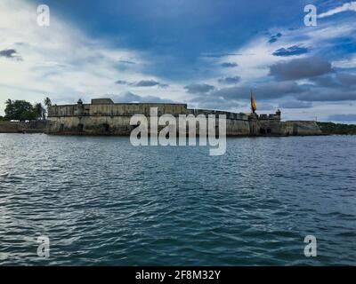 Schöne Aussicht auf das Schloss und das Wasser in Fuerte San Fernando de Bocachica Cartagena Kolumbien Stockfoto